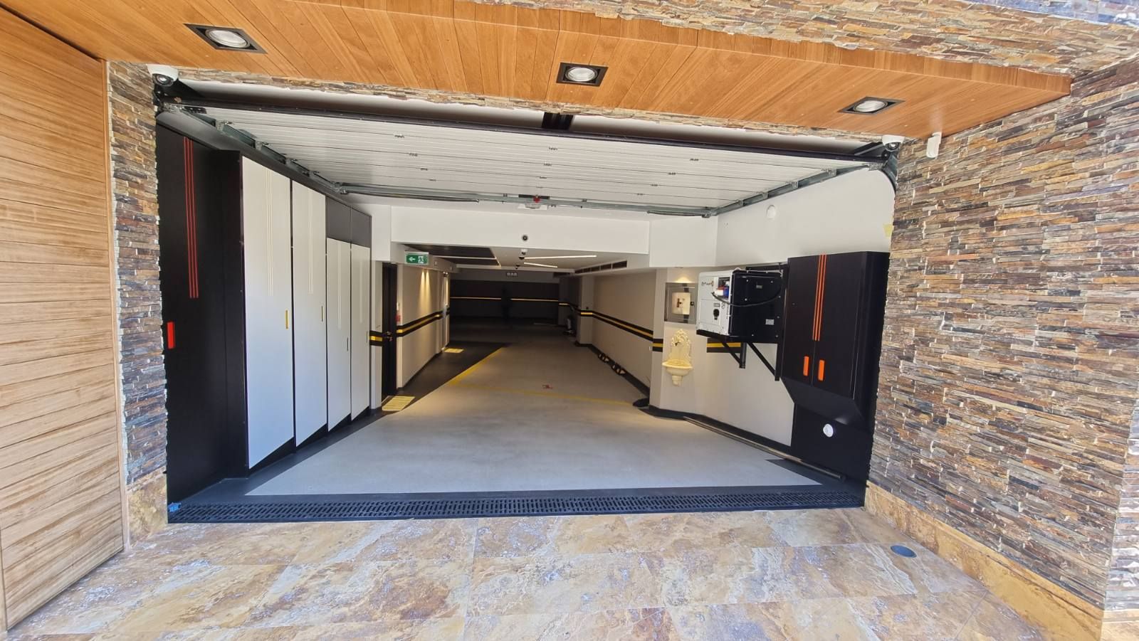 Dvosoban luksuzni stan 114m2 sa garaznim mestom u Budvi - Amfora Real Estate