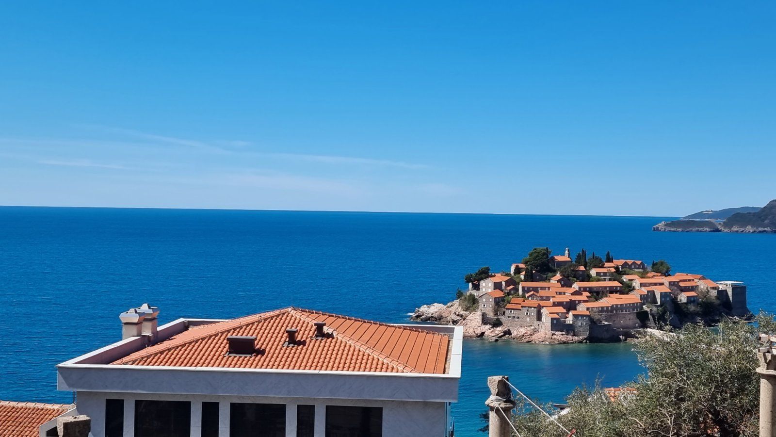 Dvosoban stan sa predivnim pogledom na more,na fantastičnoj lokaciji. Sveti Stefan, Budva - Amfora Real Estate