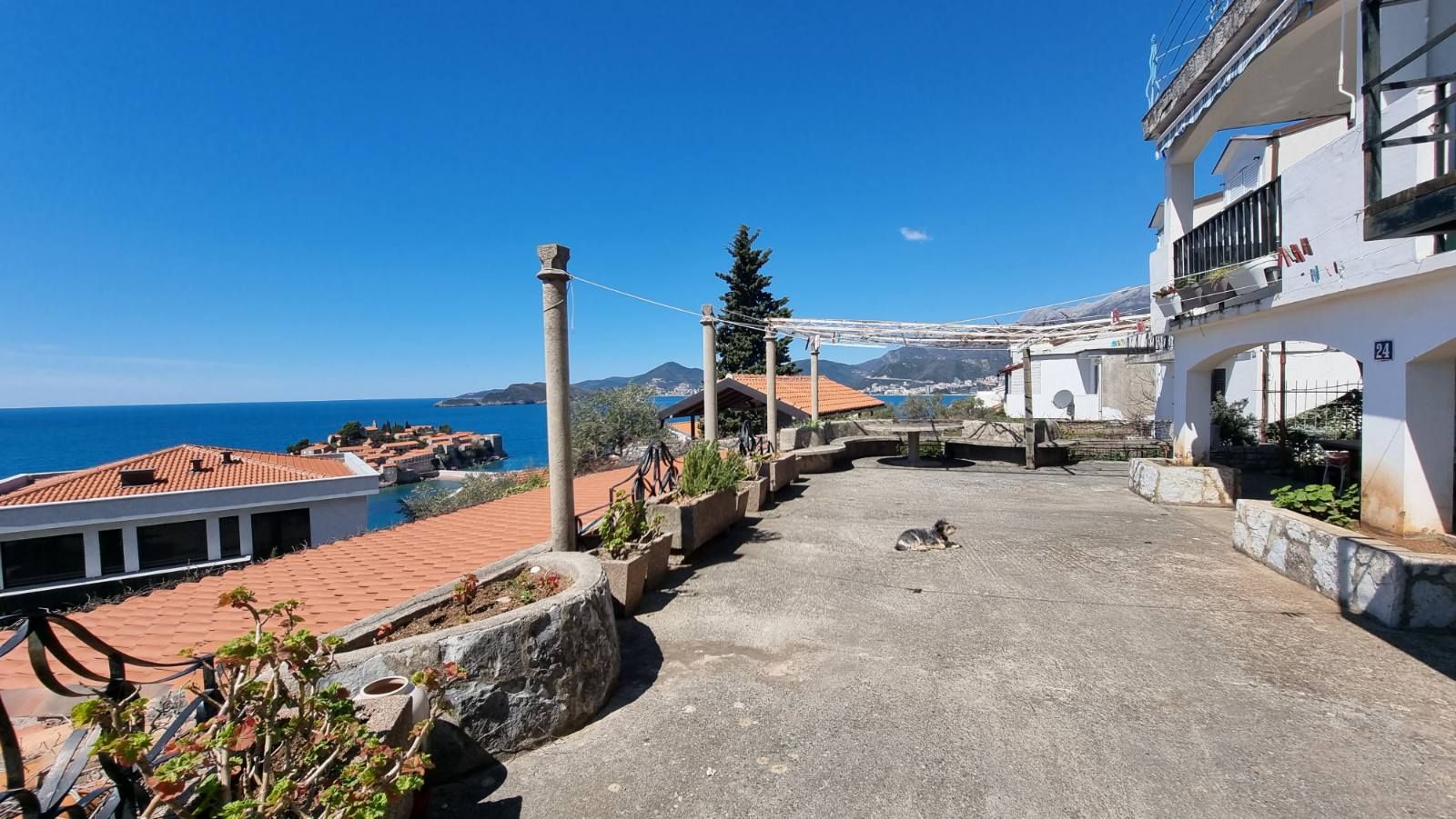 Dvosoban stan sa predivnim pogledom na more,na fantastičnoj lokaciji. Sveti Stefan, Budva - Amfora Real Estate