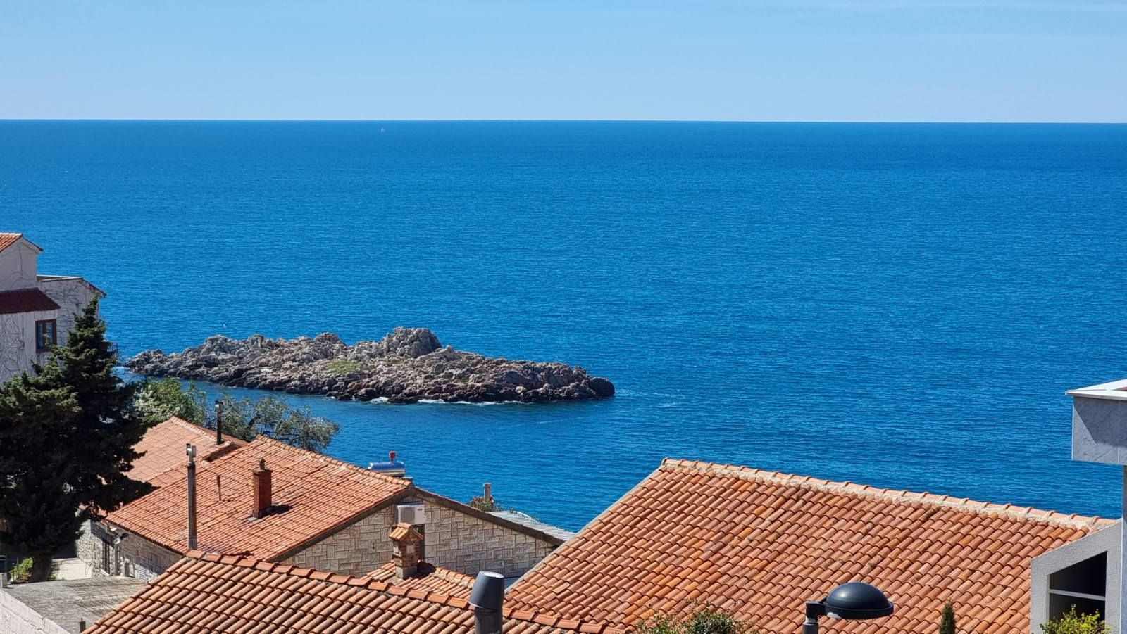 Dvosoban stan sa predivnim pogledom na more,na fantastičnoj lokaciji. Sveti Stefan, Budva - Amfora Real Estate