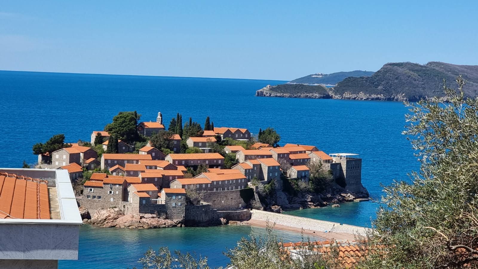 Dvosoban stan sa predivnim pogledom na more,na fantastičnoj lokaciji. Sveti Stefan, Budva - Amfora Real Estate