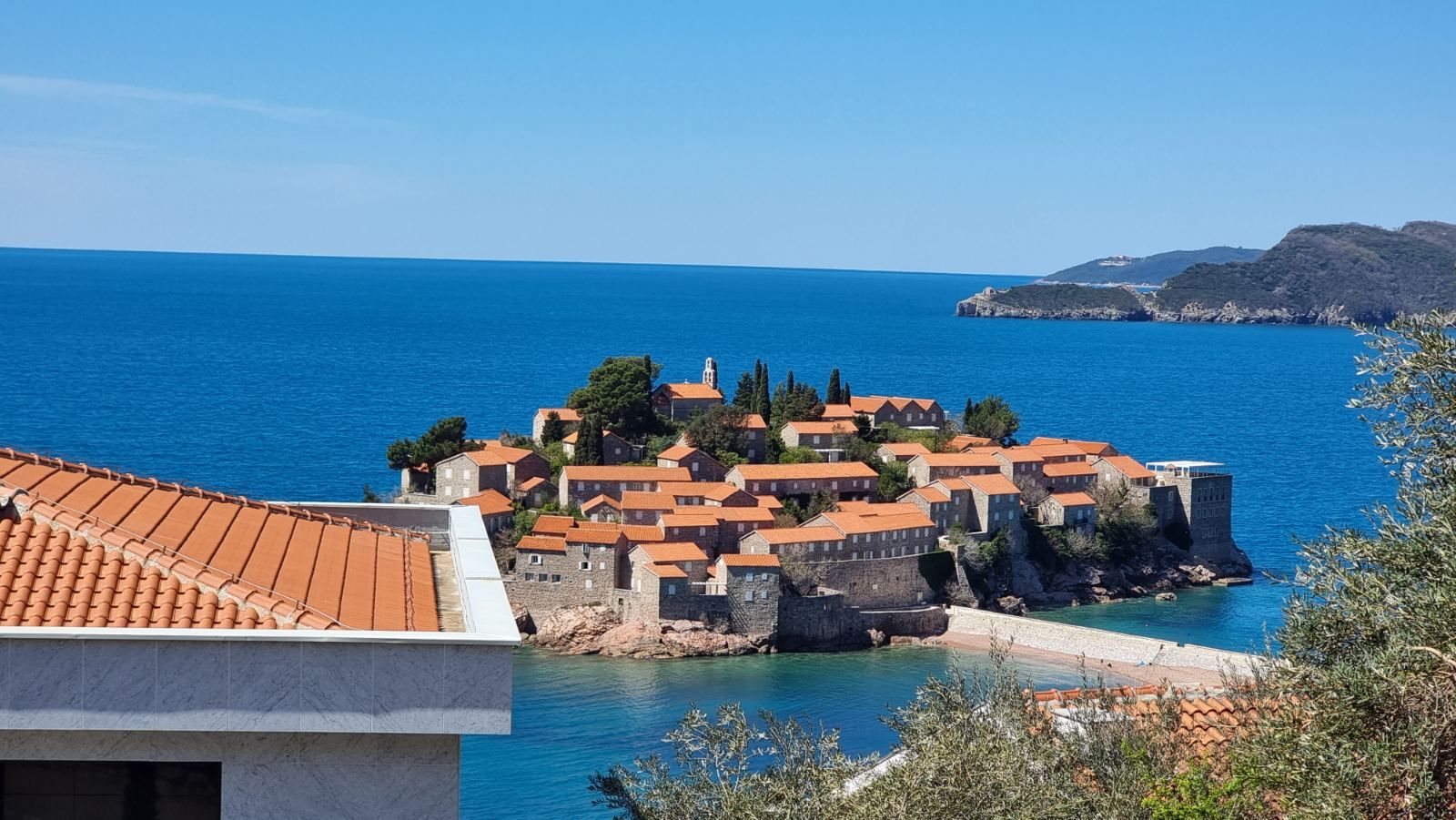 Dvosoban stan sa predivnim pogledom na more,na fantastičnoj lokaciji. Sveti Stefan, Budva - Amfora Real Estate