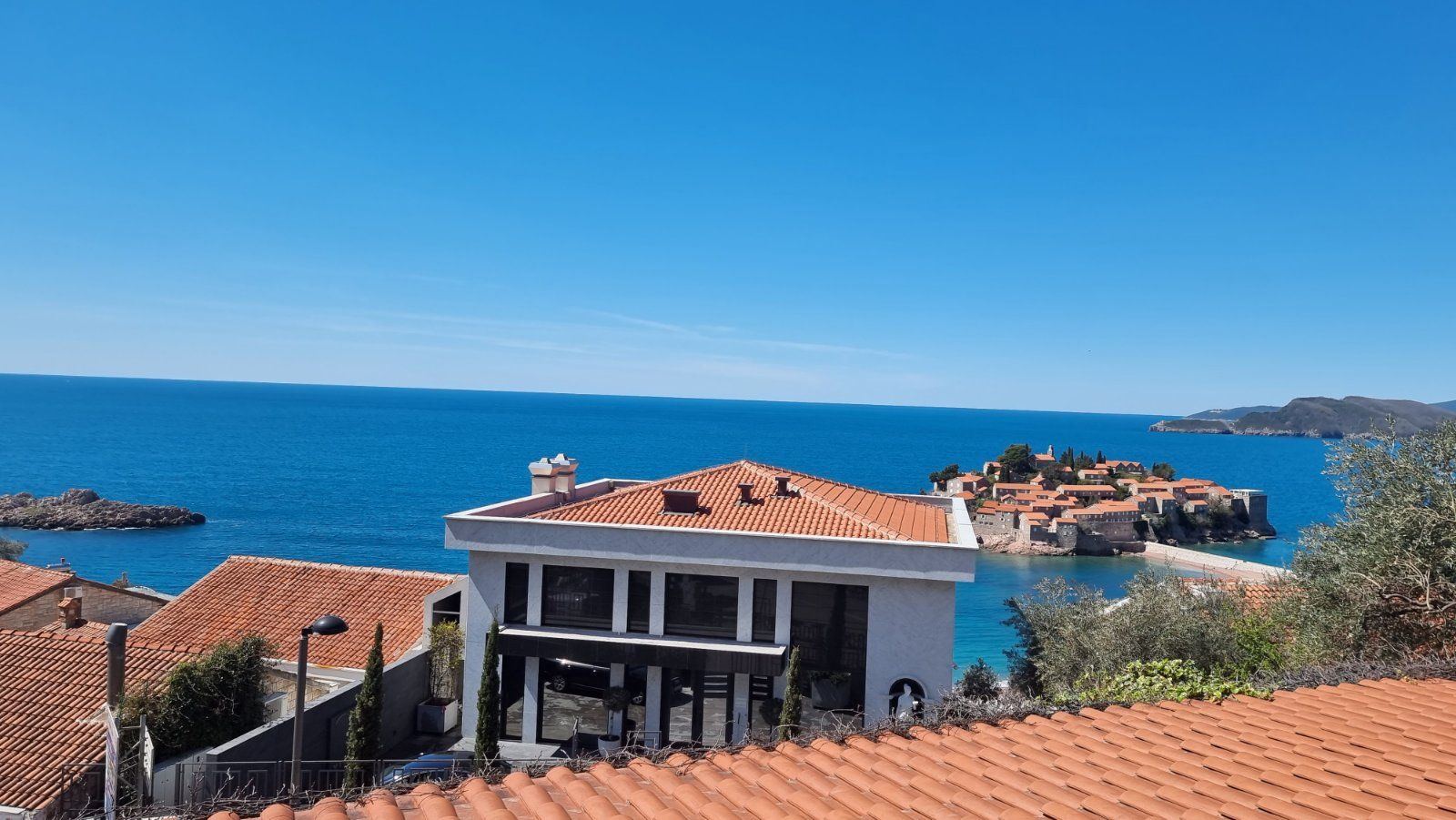 Dvosoban stan sa predivnim pogledom na more,na fantastičnoj lokaciji. Sveti Stefan, Budva - Amfora Real Estate