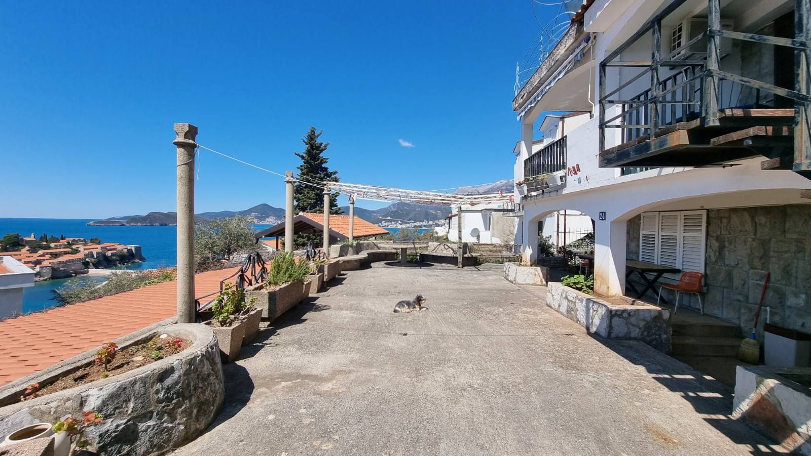 Dvosoban stan sa predivnim pogledom na more,na fantastičnoj lokaciji. Sveti Stefan, Budva - Amfora Real Estate