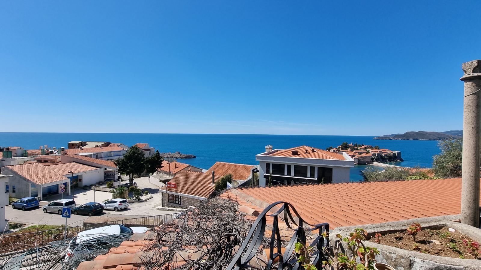 Dvosoban stan sa predivnim pogledom na more,na fantastičnoj lokaciji. Sveti Stefan, Budva - Amfora Real Estate