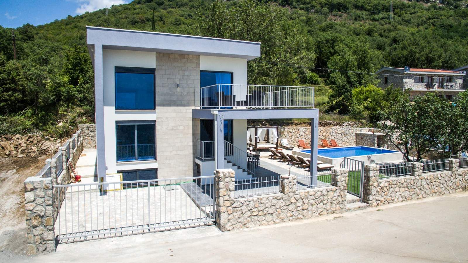 Vila sa bazenom i pogledom na more. Maine, Budva. - Amfora Real Estate