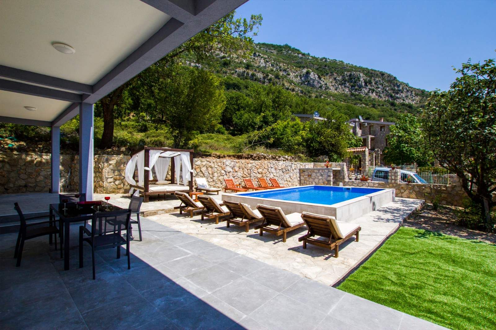 Vila sa bazenom i pogledom na more. Maine, Budva. - Amfora Real Estate