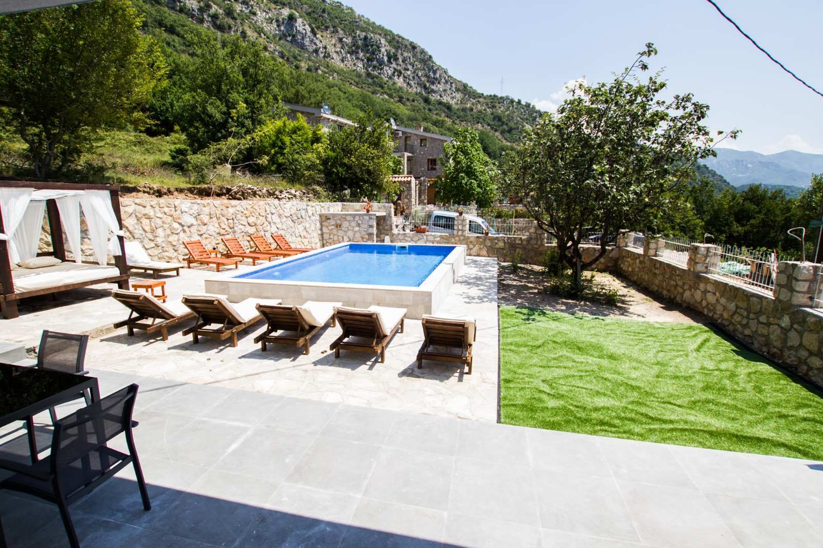 Vila sa bazenom i pogledom na more. Maine, Budva. - Amfora Real Estate