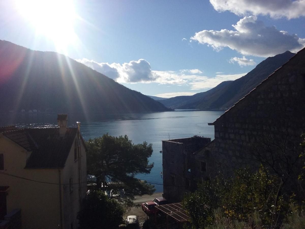 Vila 136 m² na parceli 150 m², 50 m od mora s pogledom na more – Perast - Amfora Real Estate