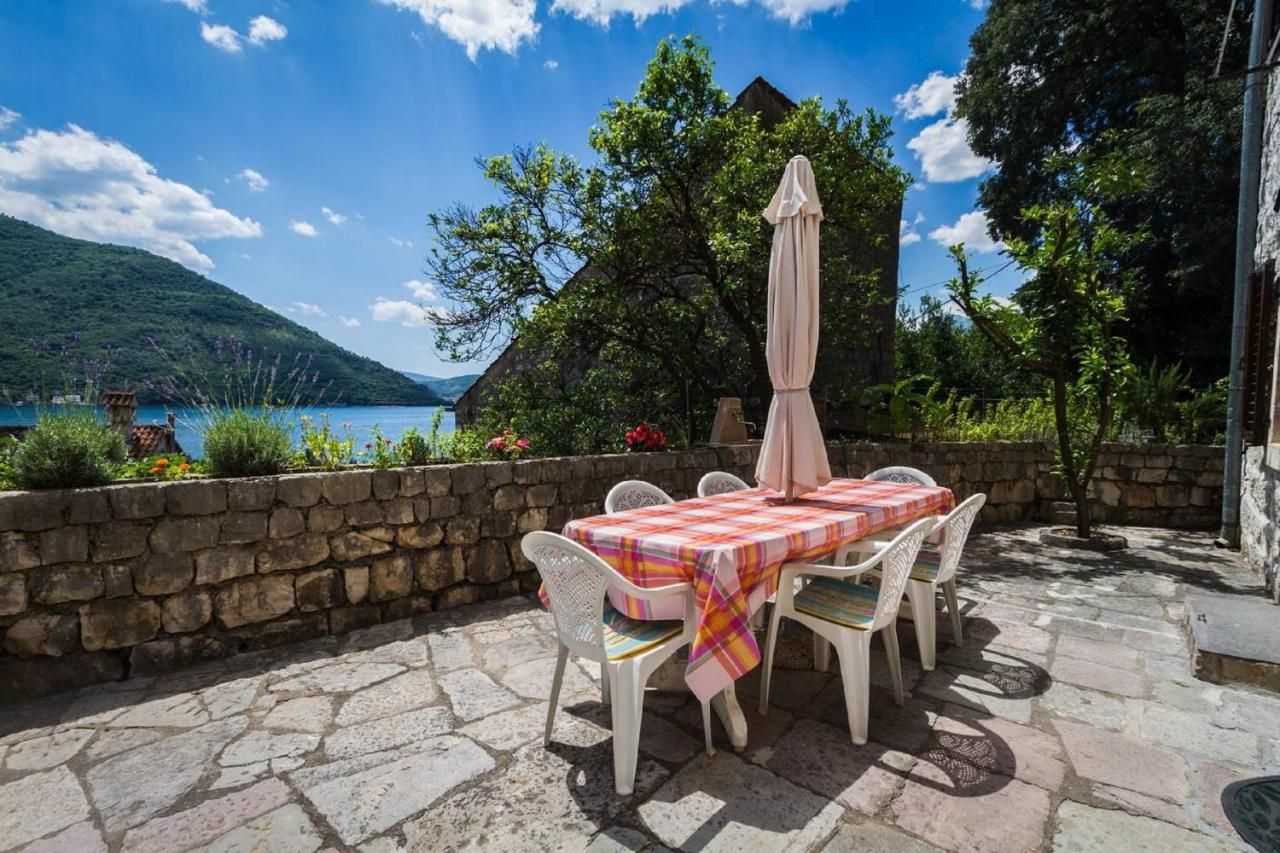 Vila 136 m² na parceli 150 m², 50 m od mora s pogledom na more – Perast - Amfora Real Estate