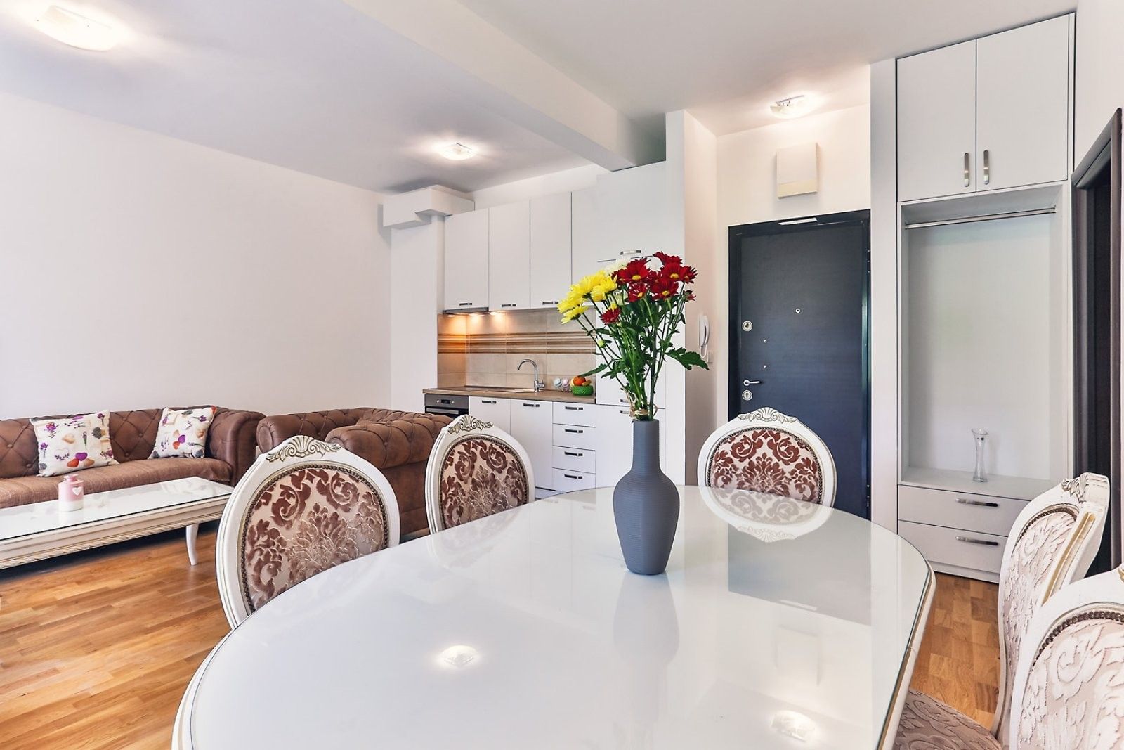 Prelep trosoban luksuzno opremljen stan sa panoramskim pogledom u Rafailovićima - Amfora Real Estate