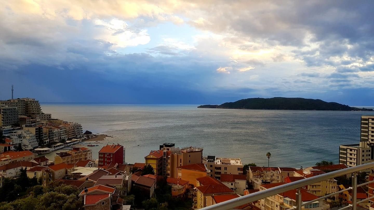 Prelep trosoban luksuzno opremljen stan sa panoramskim pogledom u Rafailovićima - Amfora Real Estate