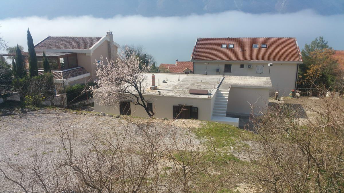 Gradjevinska parcela 1.384 m² sa kućom, garažom,pogledom na more i mogućnošću gradnje do 900 m² – Dobrota, Kotor - Amfora Real Estate