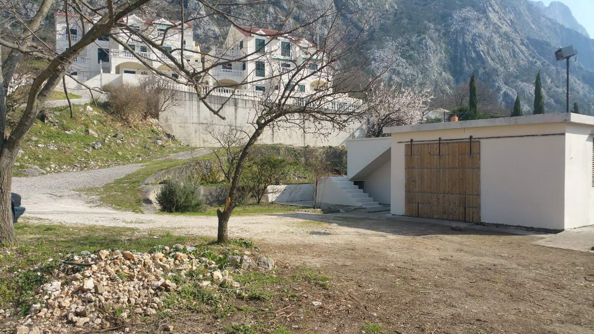 Gradjevinska parcela 1.384 m² sa kućom, garažom,pogledom na more i mogućnošću gradnje do 900 m² – Dobrota, Kotor - Amfora Real Estate