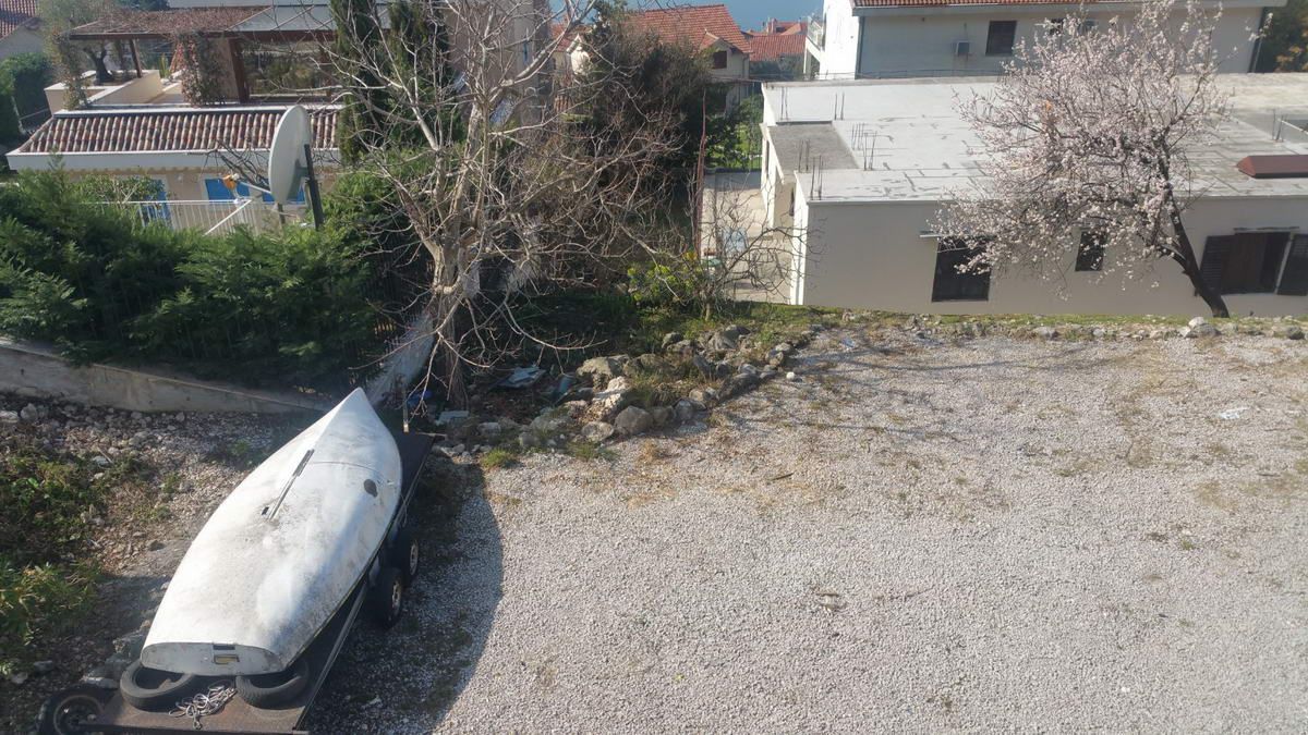 Gradjevinska parcela 1.384 m² sa kućom, garažom,pogledom na more i mogućnošću gradnje do 900 m² – Dobrota, Kotor - Amfora Real Estate