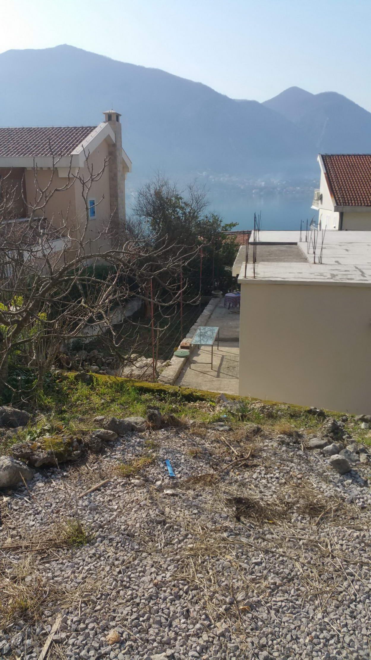 Gradjevinska parcela 1.384 m² sa kućom, garažom,pogledom na more i mogućnošću gradnje do 900 m² – Dobrota, Kotor - Amfora Real Estate