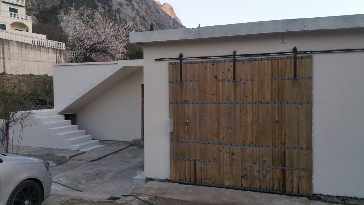 Gradjevinska parcela 1.384 m² sa kućom, garažom,pogledom na more i mogućnošću gradnje do 900 m² – Dobrota, Kotor - Amfora Real Estate