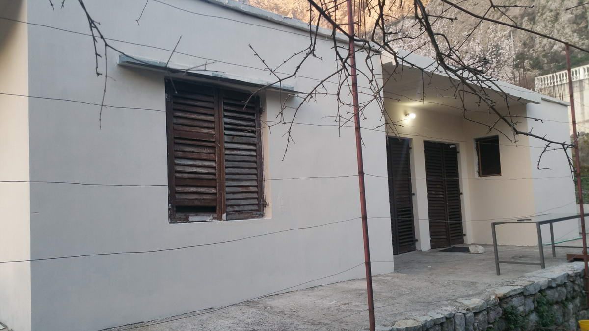 Gradjevinska parcela 1.384 m² sa kućom, garažom,pogledom na more i mogućnošću gradnje do 900 m² – Dobrota, Kotor - Amfora Real Estate