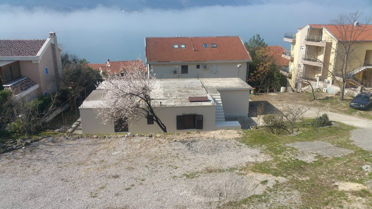 Gradjevinska parcela 1.384 m² sa kućom, garažom,pogledom na more i mogućnošću gradnje do 900 m² – Dobrota, Kotor - Amfora Real Estate