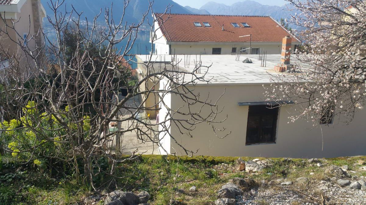 Gradjevinska parcela 1.384 m² sa kućom, garažom,pogledom na more i mogućnošću gradnje do 900 m² – Dobrota, Kotor - Amfora Real Estate