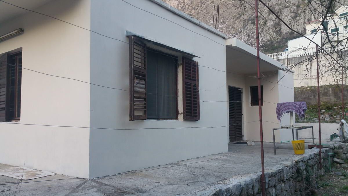 Gradjevinska parcela 1.384 m² sa kućom, garažom,pogledom na more i mogućnošću gradnje do 900 m² – Dobrota, Kotor - Amfora Real Estate