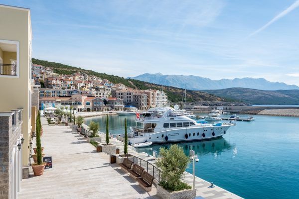 Na prodaju građevinski plac sa odobrenim projektom za vilu u Radovićima, Luštica - Amfora Real Estate