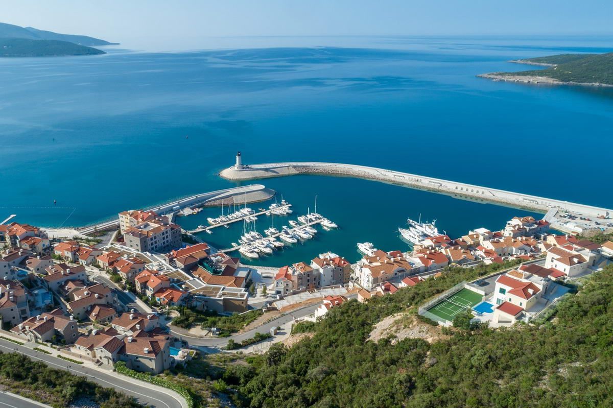 Izvanredan građevinski plac u Radovićima, Luštica - Amfora Real Estate