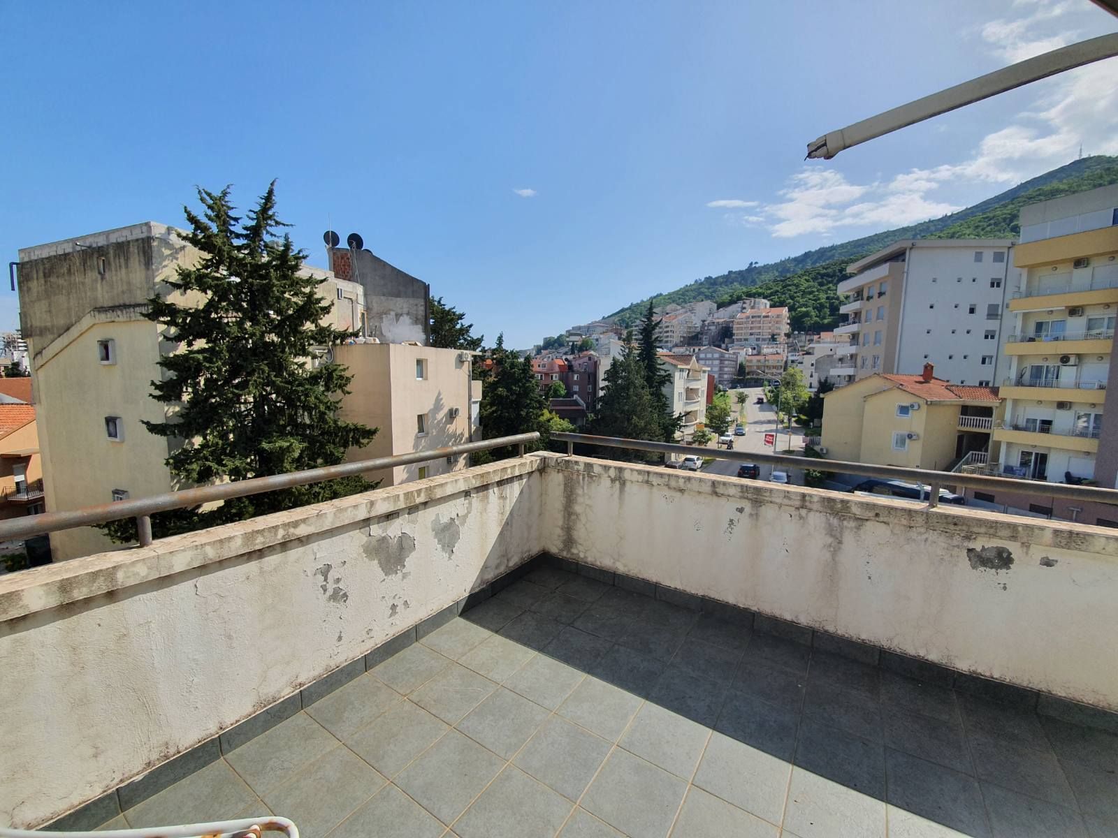 Prodaje se namesten trosoban stan 65m2 + terase u Budvi - Amfora Real Estate