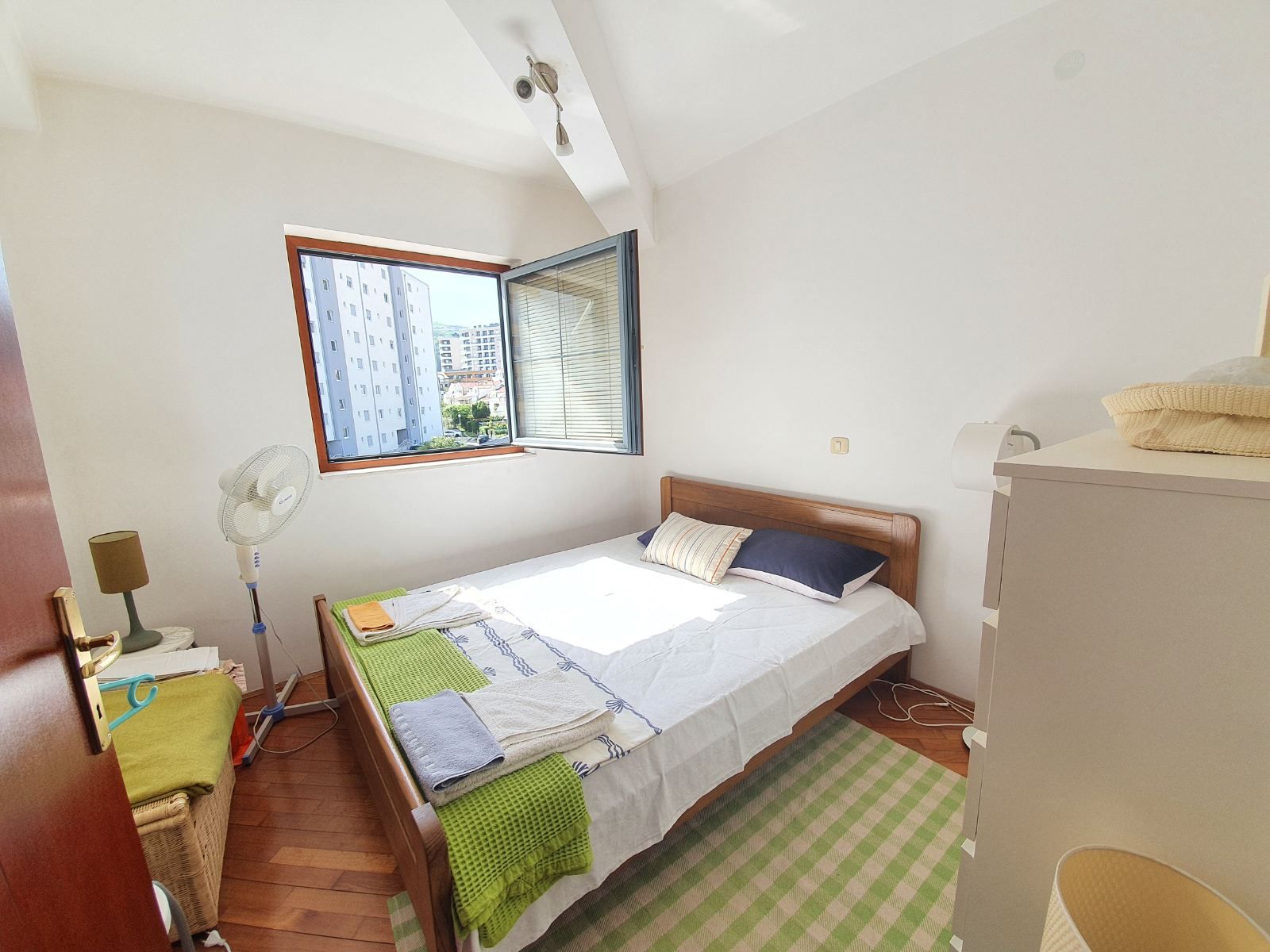 Prodaje se namesten trosoban stan 65m2 + terase u Budvi - Amfora Real Estate