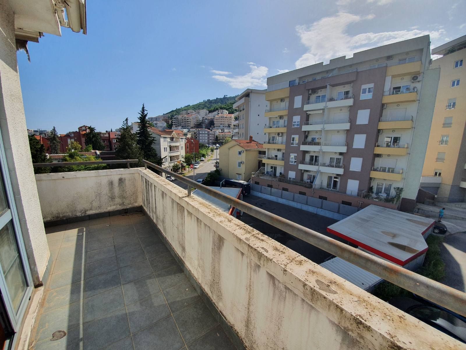 Prodaje se namesten trosoban stan 65m2 + terase u Budvi - Amfora Real Estate