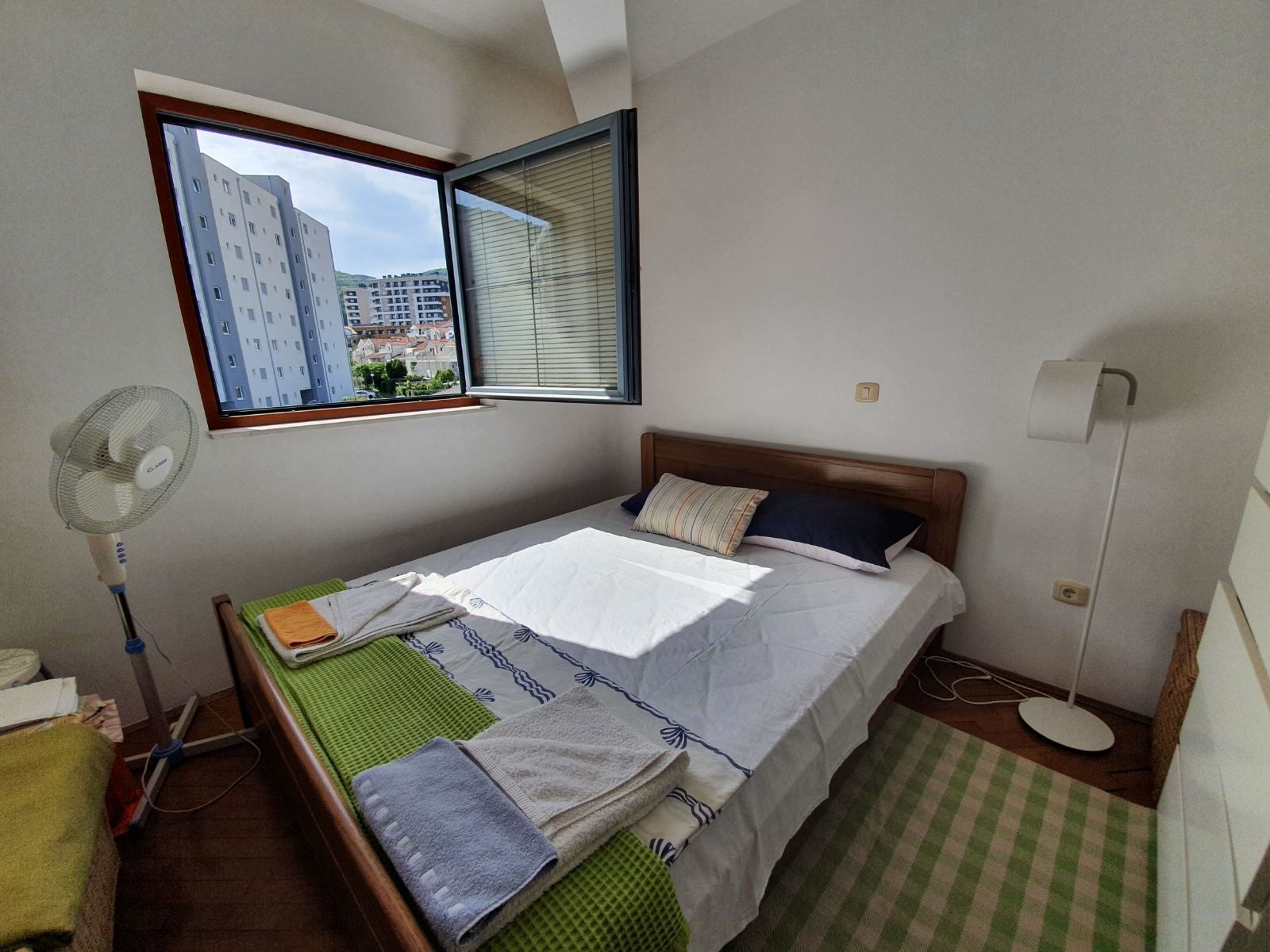 Prodaje se namesten trosoban stan 65m2 + terase u Budvi - Amfora Real Estate