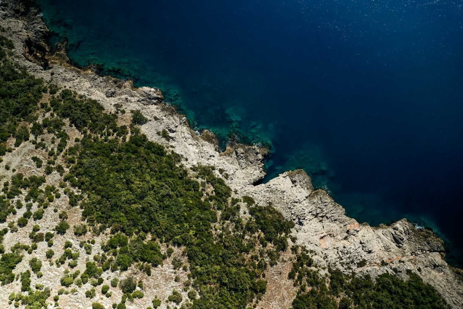 Jedinstven plac površine 5000m2 na samoj obali mora, Zagora,opština Kotor.  (Mogućnost plaćanja kriptovalutama) - Amfora Real Estate