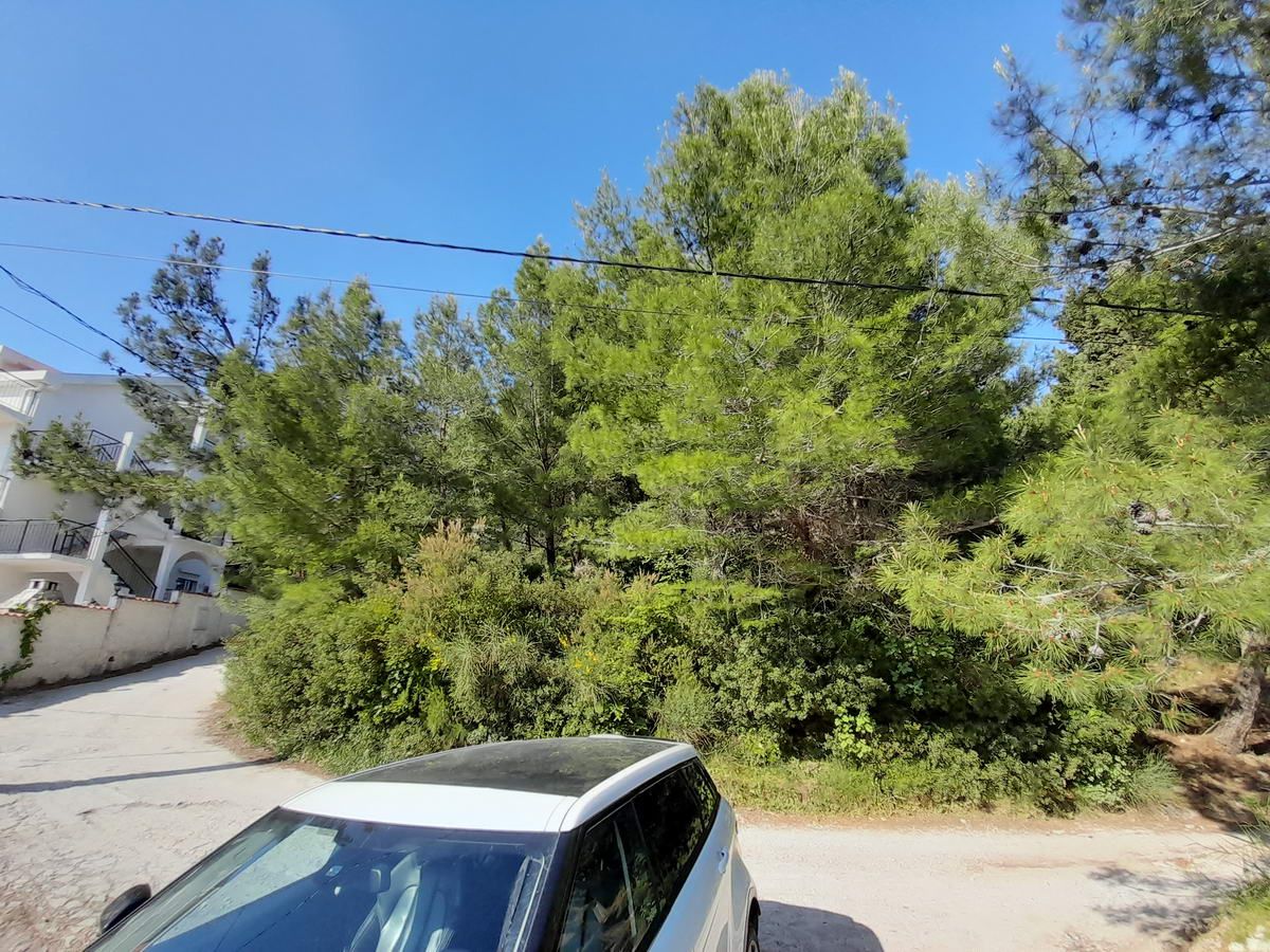 Na prodaju plac (400m2) sa zapocetim objektom 210m2 i pogledom na more, Bar. - Amfora Real Estate