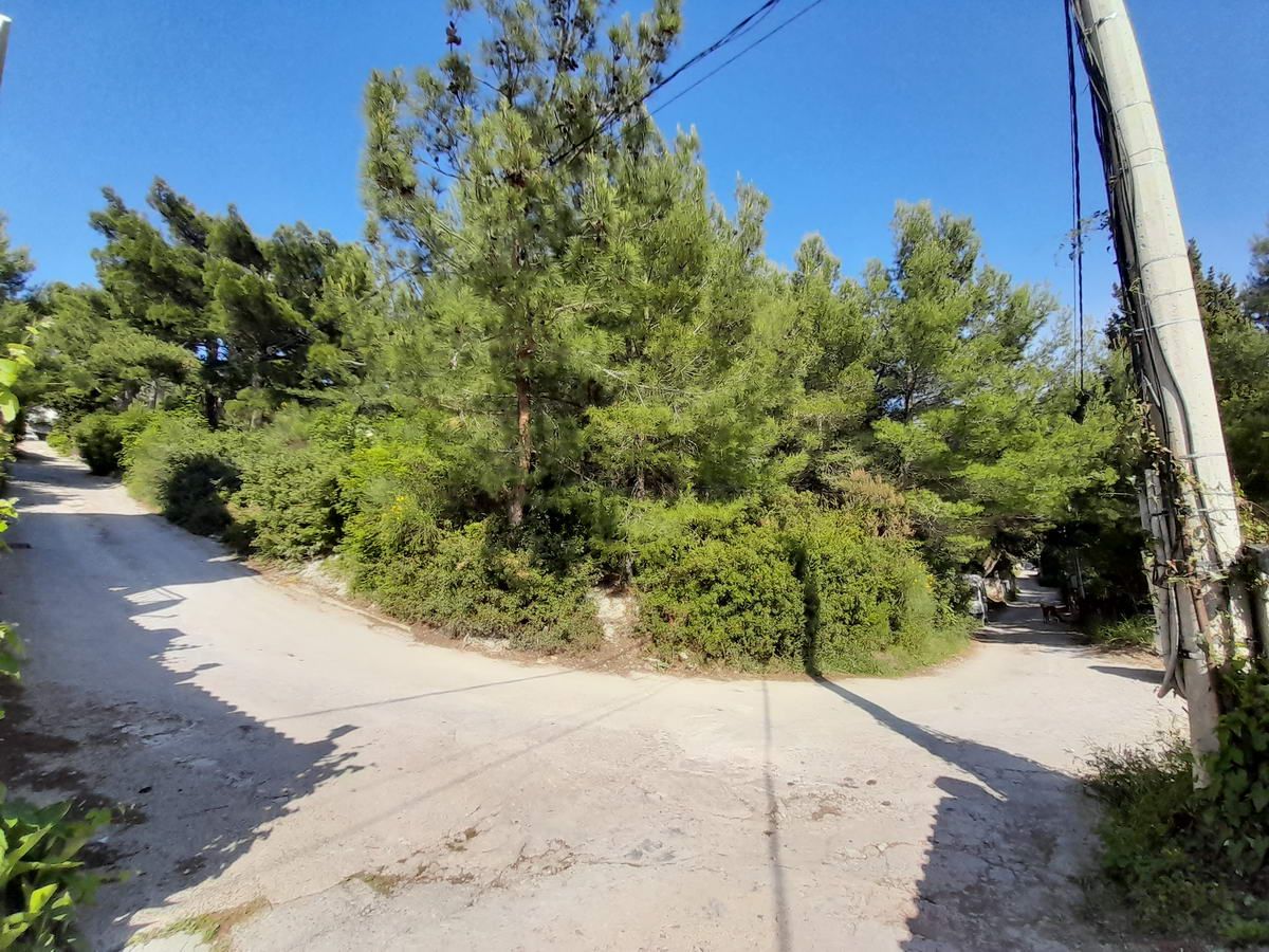 Na prodaju plac (400m2) sa zapocetim objektom 210m2 i pogledom na more, Bar. - Amfora Real Estate