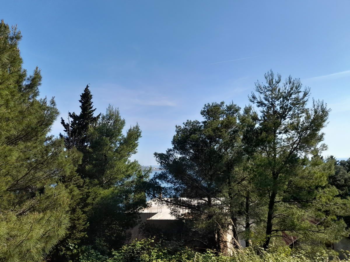 Na prodaju plac (400m2) sa zapocetim objektom 210m2 i pogledom na more, Bar. - Amfora Real Estate