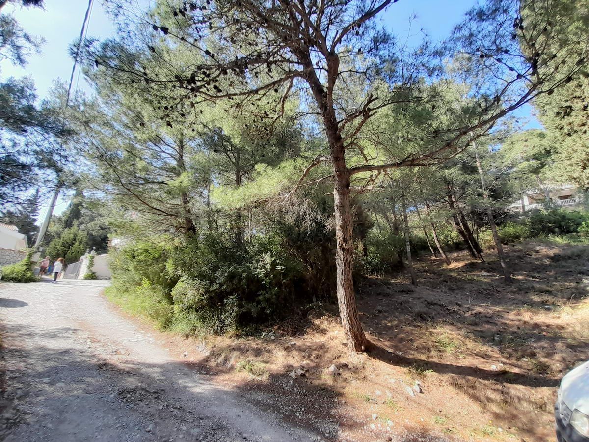 Na prodaju plac (400m2) sa zapocetim objektom 210m2 i pogledom na more, Bar. - Amfora Real Estate