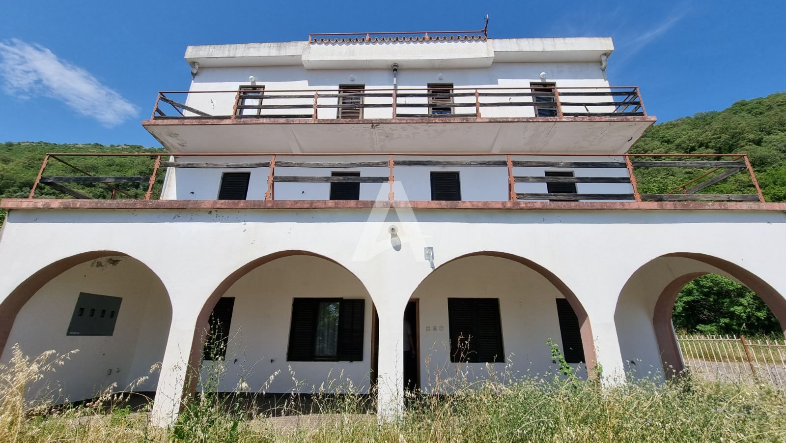 amforaproperty.com/Kuca za renoviranje sa prelepim pogledom na more,Petrovac,Budva.