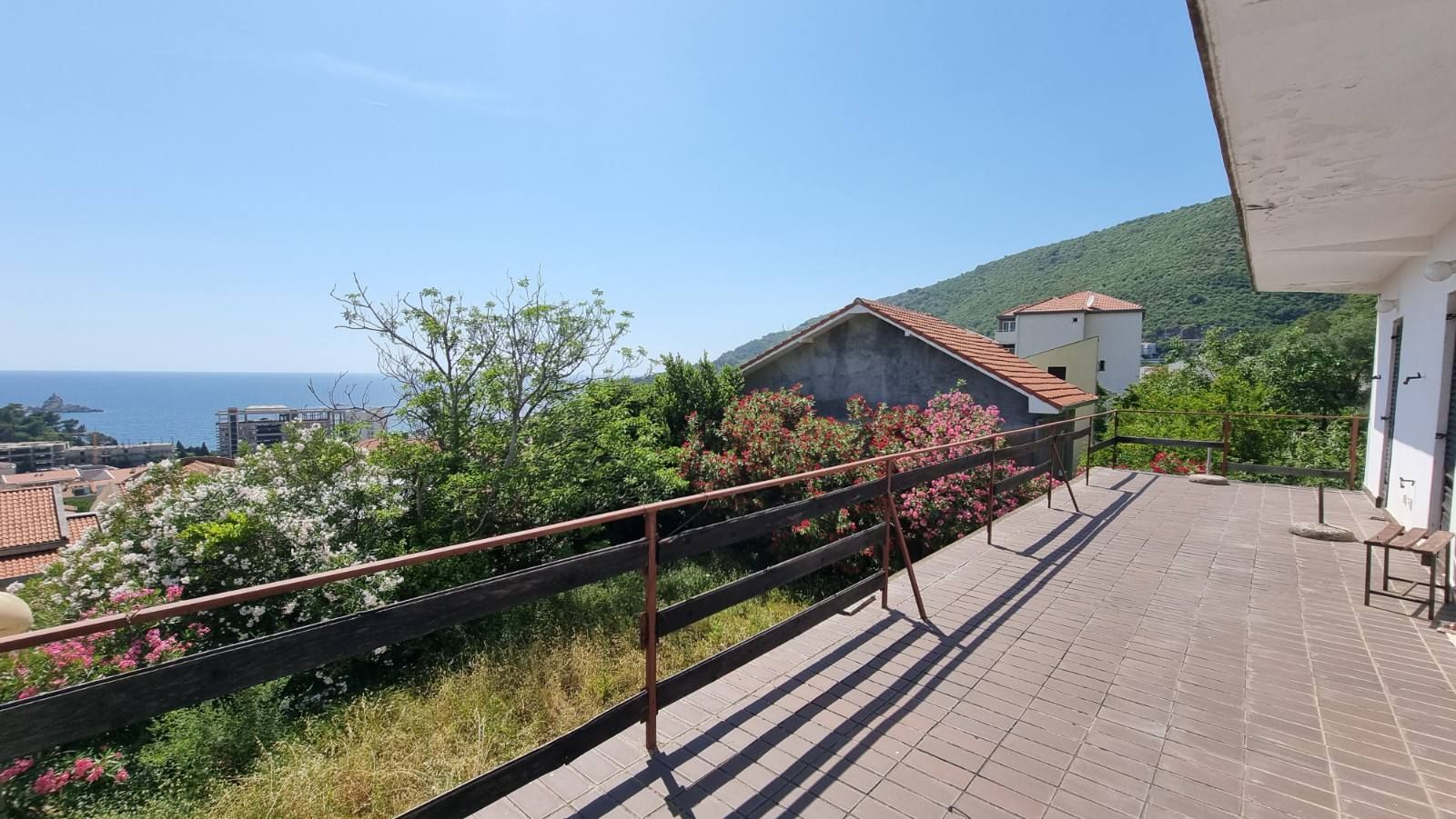 Kuca za renoviranje sa prelepim pogledom na more,Petrovac,Budva. - Amfora Real Estate