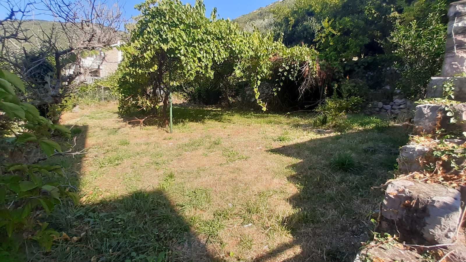 amforaproperty.com/Kuca za renoviranje sa prelepim pogledom na more,Petrovac,Budva.