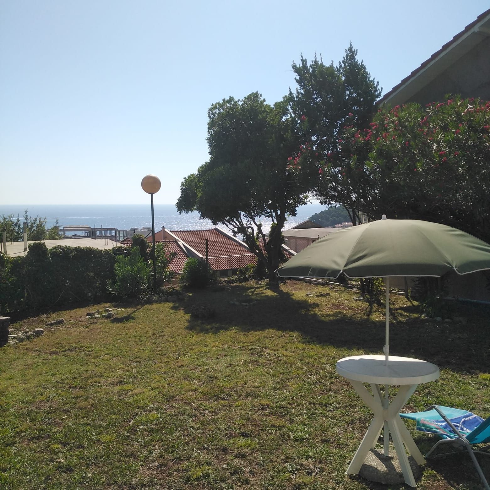 amforaproperty.com/Kuca za renoviranje sa prelepim pogledom na more,Petrovac,Budva.