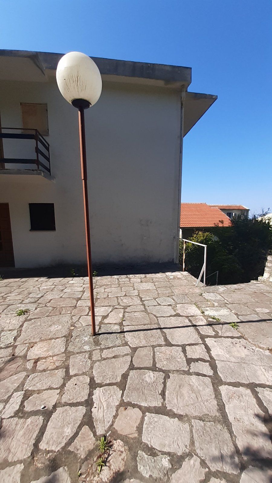 amforaproperty.com/Kuca za renoviranje sa prelepim pogledom na more,Petrovac,Budva.