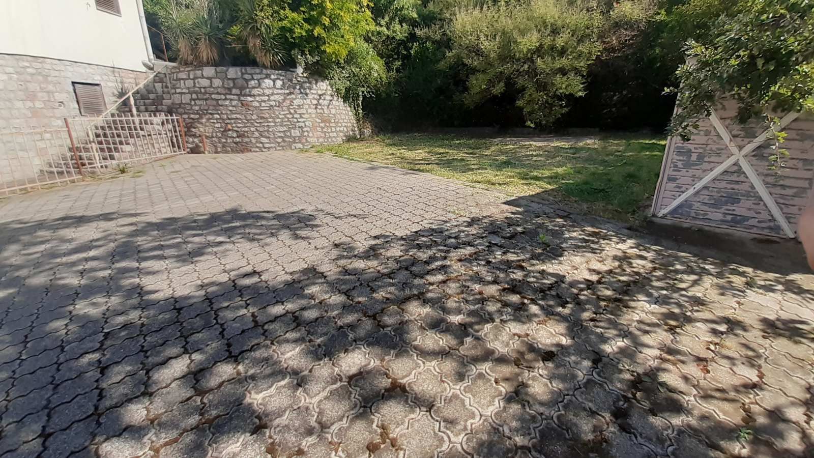amforaproperty.com/Kuca za renoviranje sa prelepim pogledom na more,Petrovac,Budva.