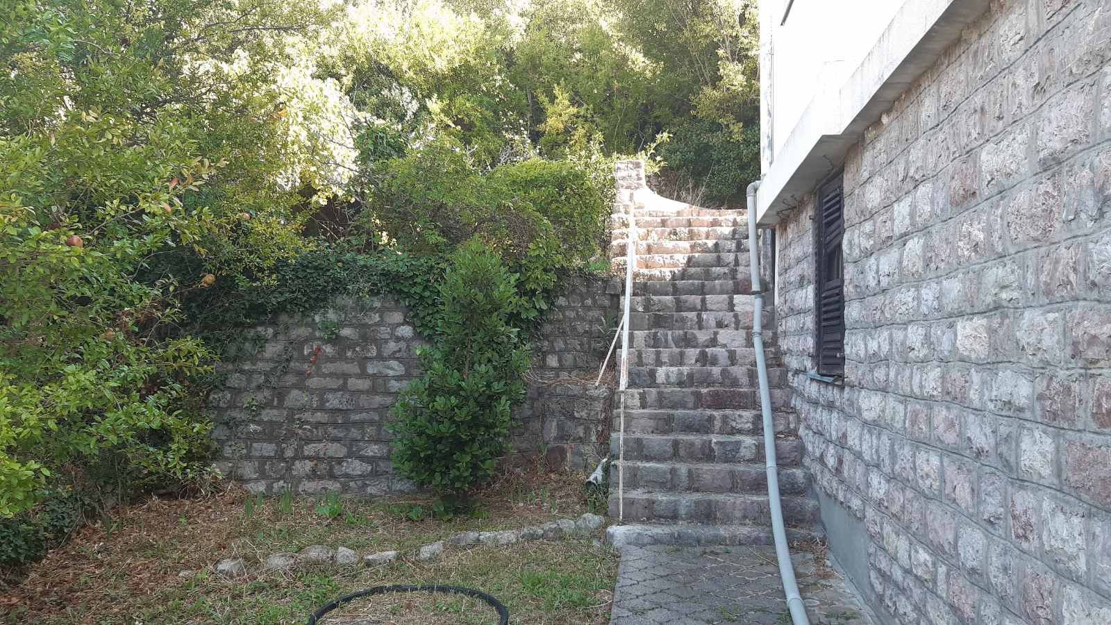 amforaproperty.com/Kuca za renoviranje sa prelepim pogledom na more,Petrovac,Budva.