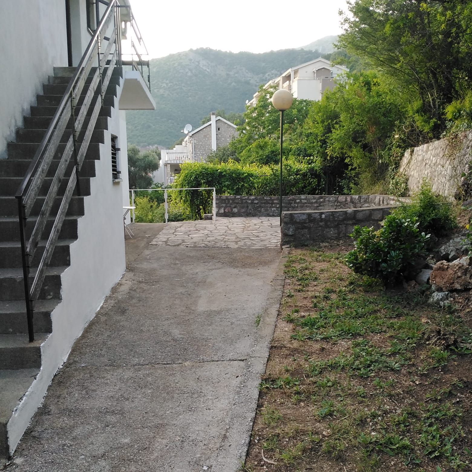 amforaproperty.com/Kuca za renoviranje sa prelepim pogledom na more,Petrovac,Budva.