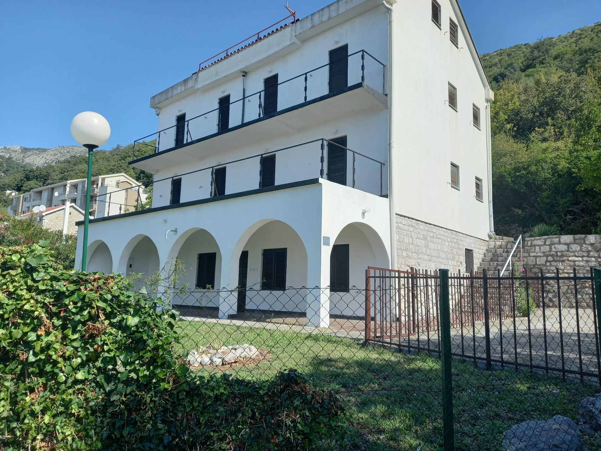 amforaproperty.com/Kuca za renoviranje sa prelepim pogledom na more,Petrovac,Budva.