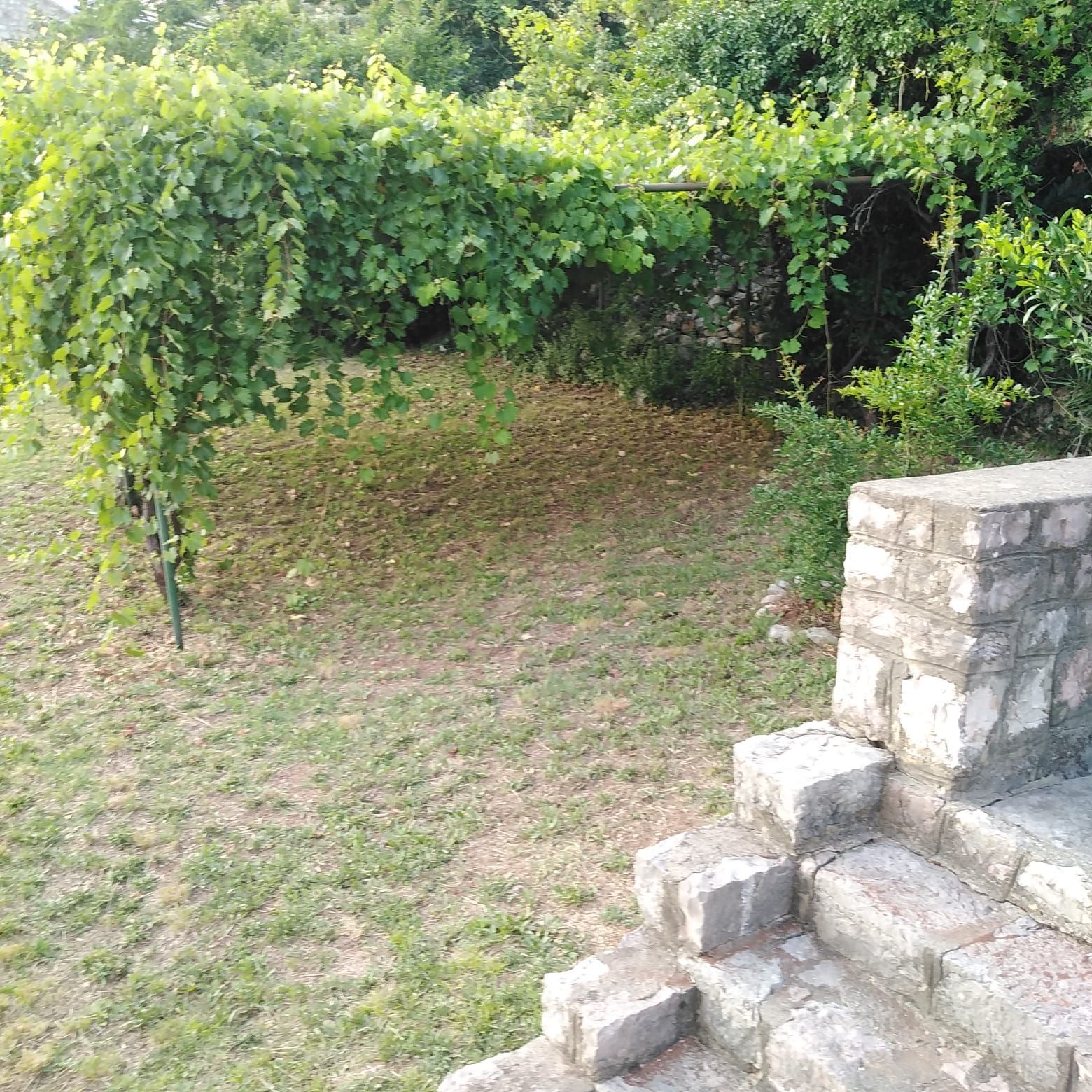amforaproperty.com/Kuca za renoviranje sa prelepim pogledom na more,Petrovac,Budva.