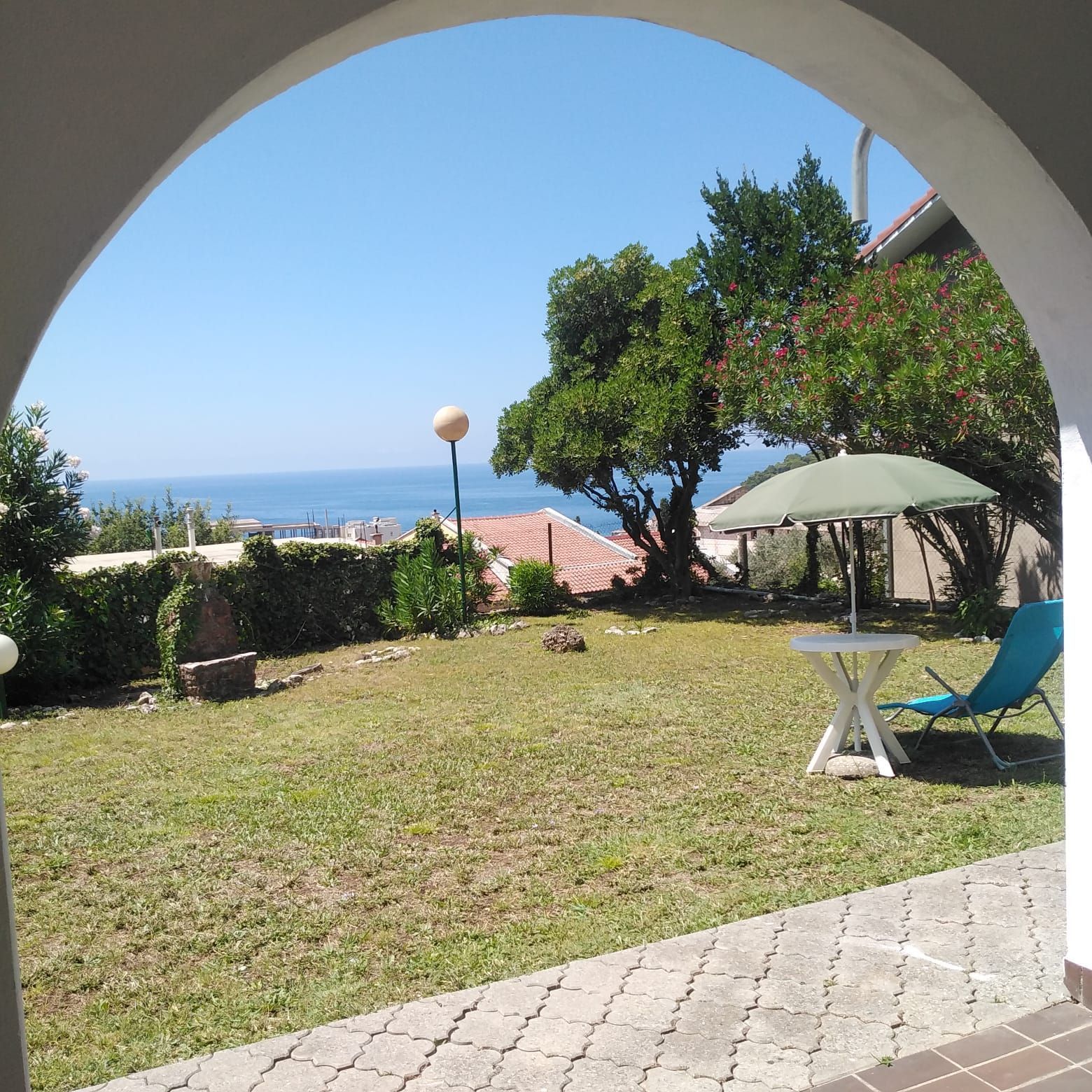 amforaproperty.com/Kuca za renoviranje sa prelepim pogledom na more,Petrovac,Budva.