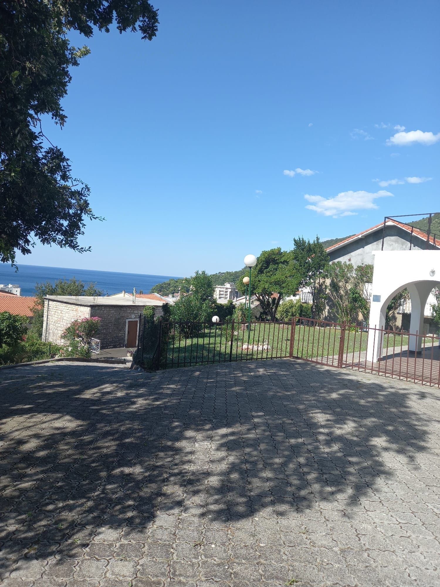 amforaproperty.com/Kuca za renoviranje sa prelepim pogledom na more,Petrovac,Budva.