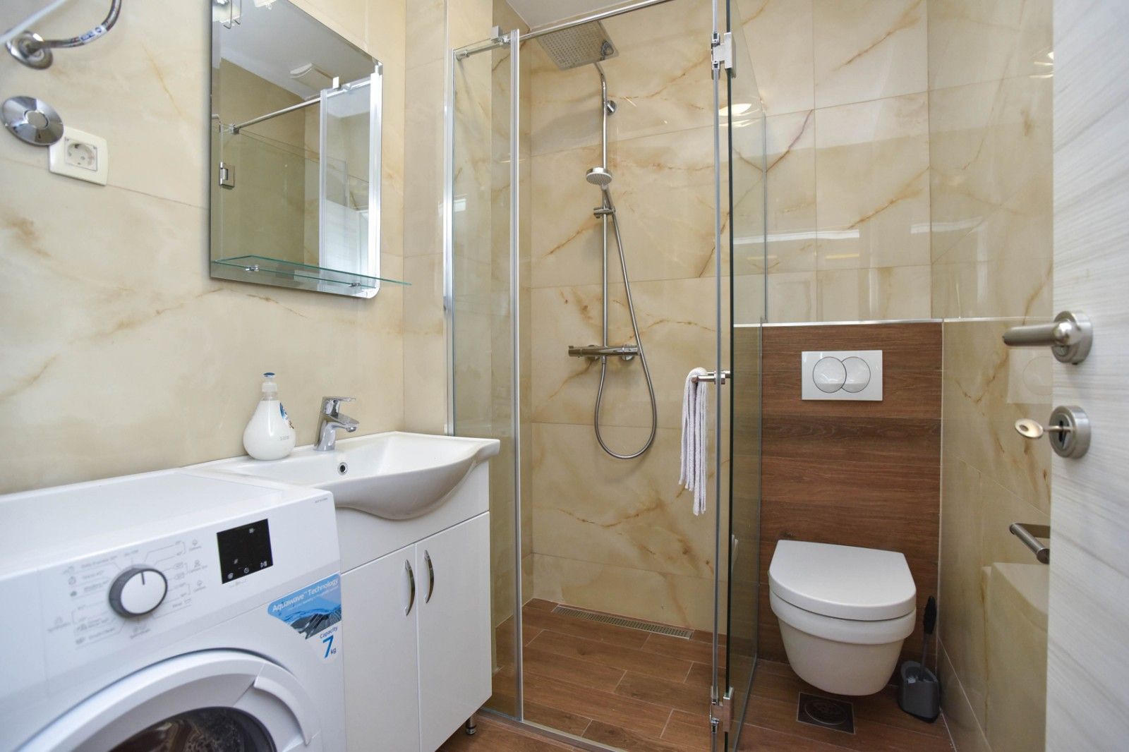 Na prodaju tri prelepa stana (175m2) sa pogledom na more.Becici - Amfora Real Estate