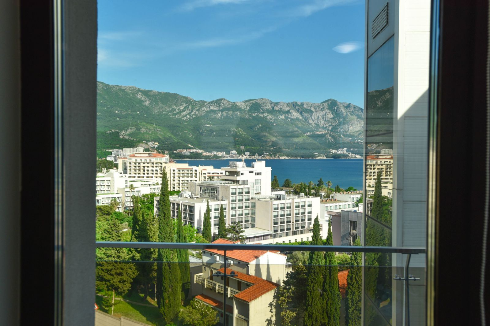 Na prodaju tri prelepa stana (175m2) sa pogledom na more.Becici - Amfora Real Estate